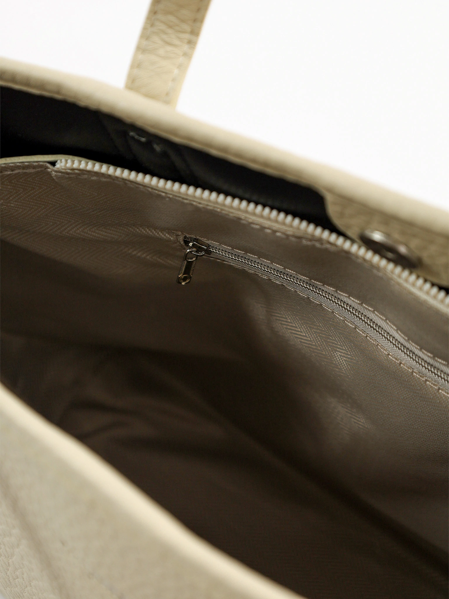 Сумка-тоут со стяжками по бокам и декоративным платком в ассортименте